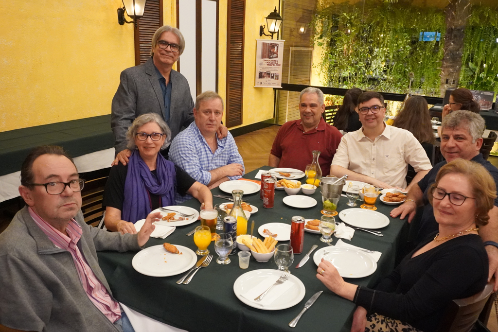 Lançamento Curitiba – O autor agradece aos amigos o apoio