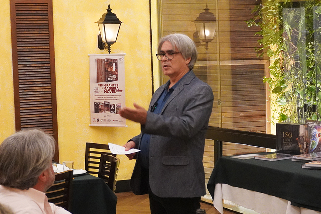 O autor fala aos convidados sobre a próxima edição, Os Imigrantes, a Madeira e o Móvel
