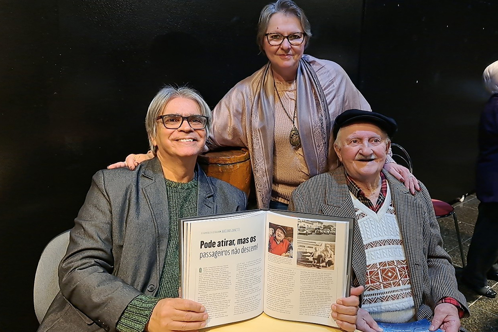Luis H. Rocha com Regina Zanetti e o pai Avelino, personagem do livro