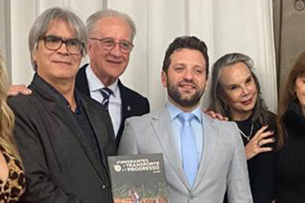 Santa Maria – Quarta Colônia – Luis H. Rocha, Oscar Carlesso e o cônsul geral (no centro da foto), Valério Caruso, em jantar promovido pela AISM