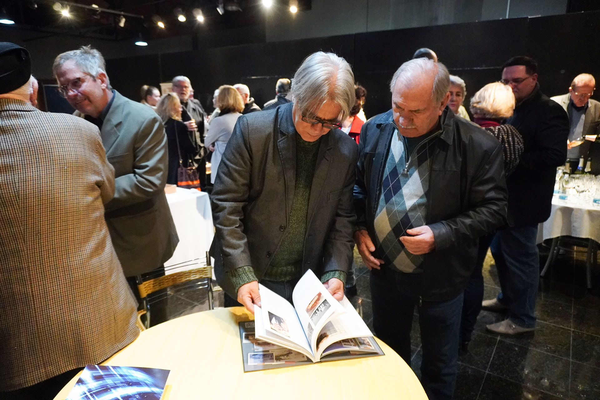 O autor e João Pierotto, um dos pioneiros do transporte e personagem do livro