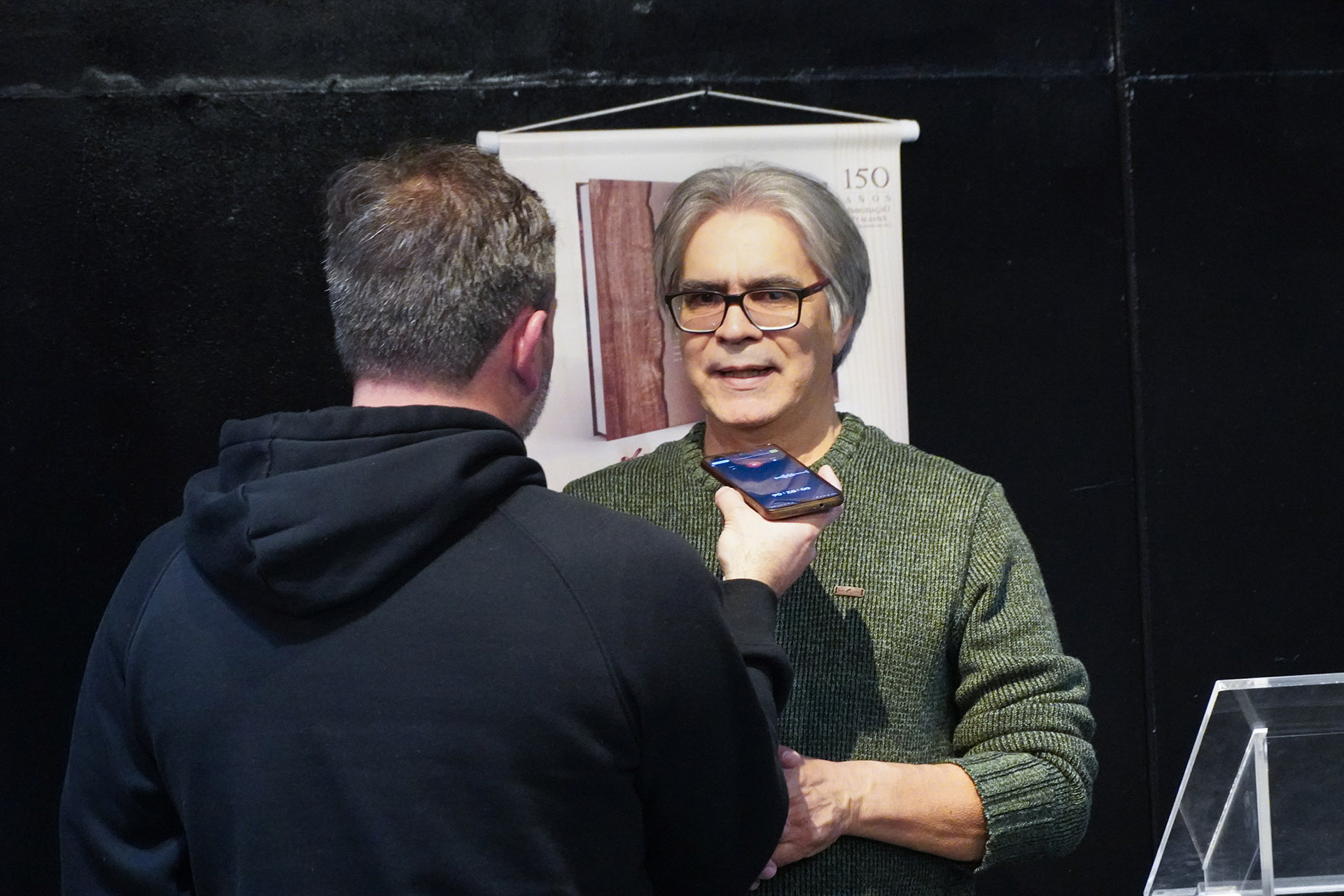 O autor concede entrevista para o portal Leouve, do grupo RSCOM