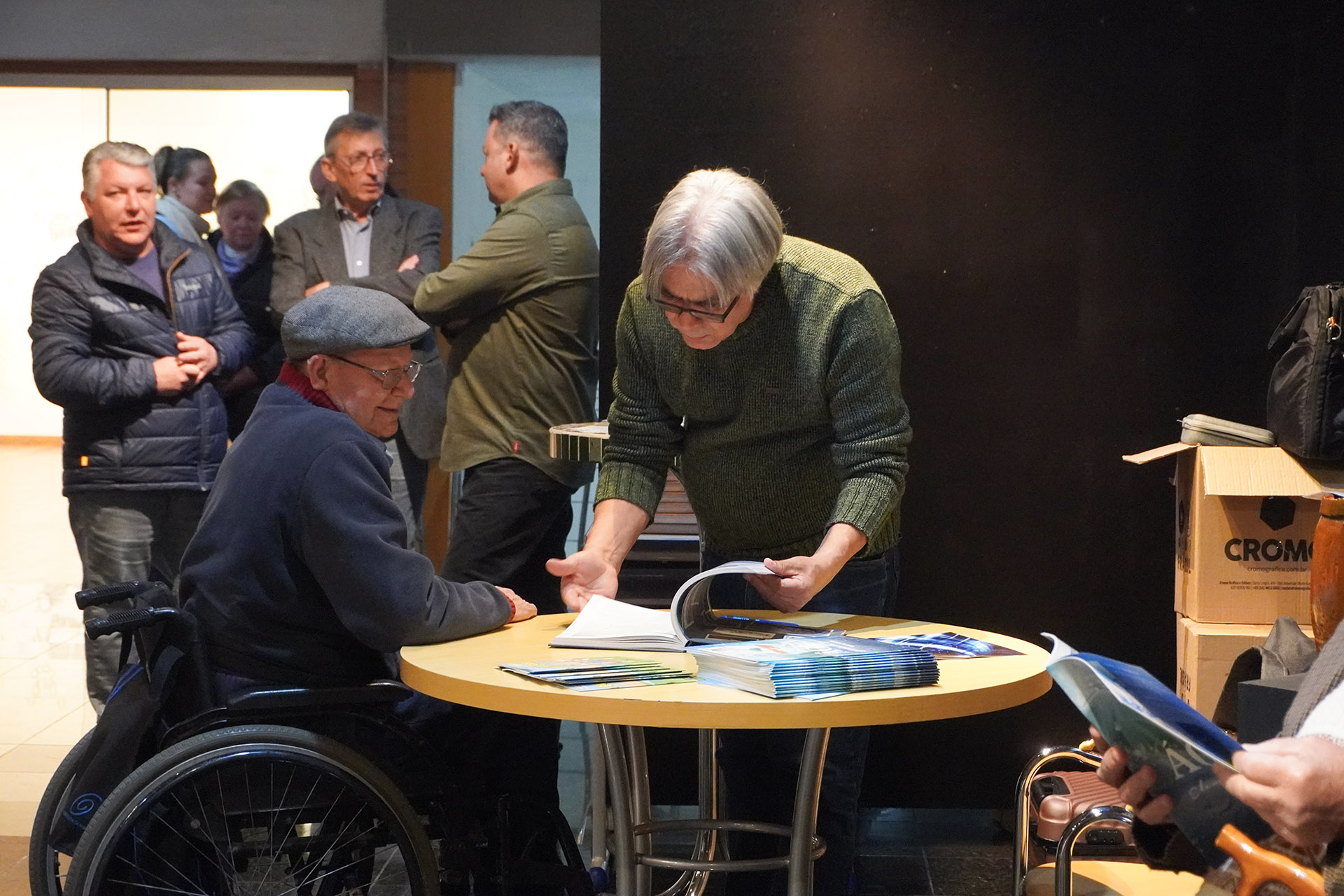 O autor Luis H. Rocha com o historiador Floriano Molon