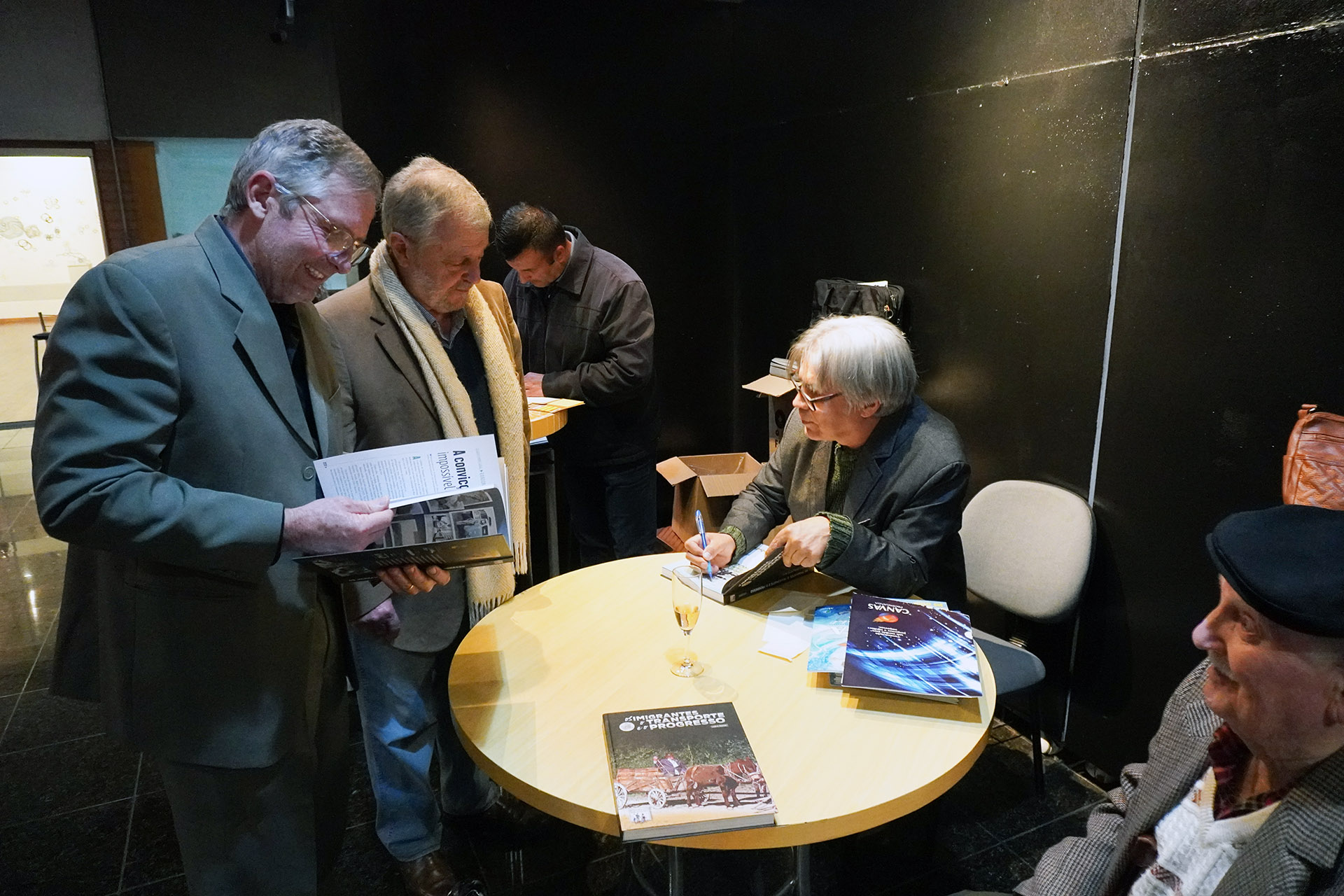 Autografando para Carlos Fasolo e Ladir Brandalise