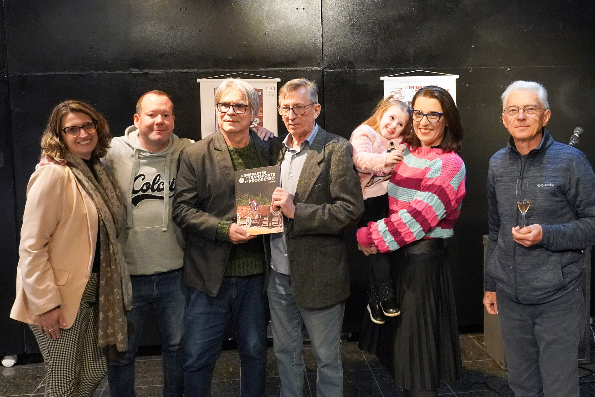 O autor com os amigos da família Ben, com o livro Raul Ben, pesquisador