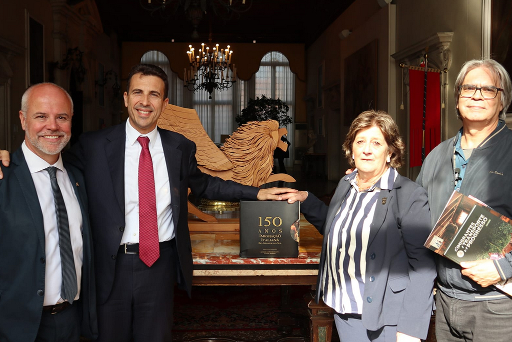 Aldo Marin, presidente da Associazone Veneti nel Mondo; Cristiano Corazzari, Presidente da Primeira Comissão do Conselho Regional do Veneto; Isabel Dalcin Quirino, Presidente do Comvers e Luis H. Rocha no Palazzo Ferro Fini
