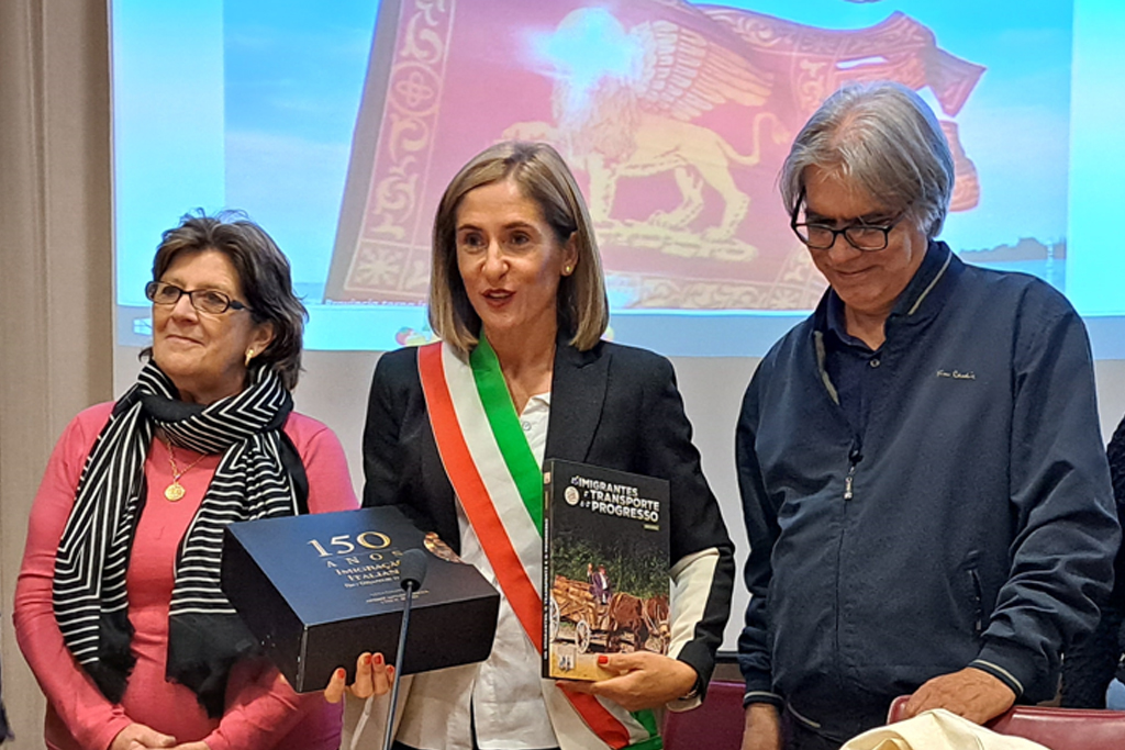 Na cidade de Monselice, com a prefeita Giorgia Bedin, no centro da foto