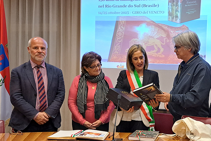 Prefeita Giorgia Bedin, de Monselice, recebe as publicações